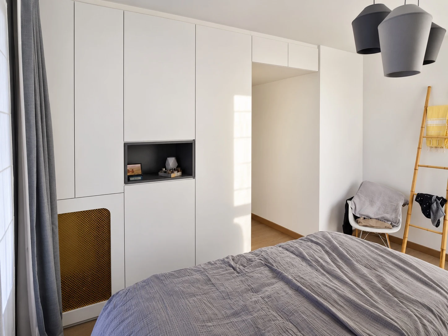 Dressing blanc sur mesure avec niche anthracite et cache-radiateur ajouré — vue d’ensemble